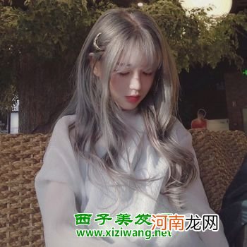 长头发染灰色好看吗 女生灰色长发图片