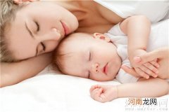 透过新生儿睡姿正确图片 一分钟了解不种睡姿的优缺点
