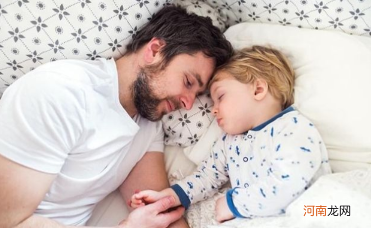 陪孩子睡觉时，这5件事不要做，当心影响孩子长高，别弄错了