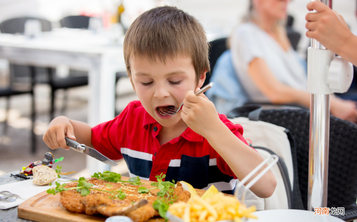 多数孩子的性早熟是吃出来的，这五类食物为“祸首”，尽量避开