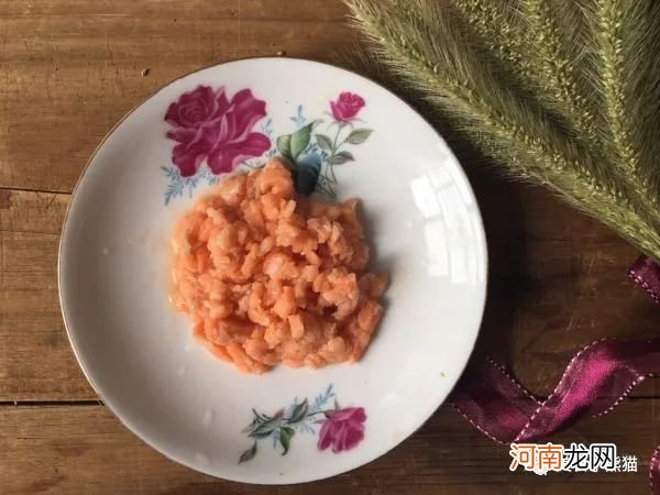 教你做道辅食，三文鱼蔬菜饼，这样做宝宝爱吃，简单易学看了就会