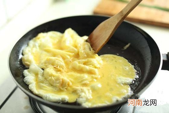 韭菜炒鸡蛋的功效作用 韭菜炒鸡蛋的家常做法