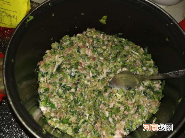 芹菜包饺子要不要挤水 用芹菜包饺子是否需要将水分挤出来