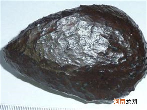 假陨石介绍 人造的陨石产品主要表现在两个方面