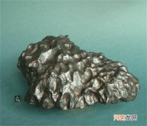陨石最重要的特征是油亮的熔壳 熔壳是陨石的第一特征