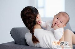 应该如何抱宝宝才能避免宝宝形成“歪脖子”？
