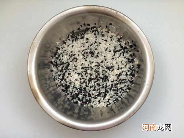黑米一般泡多久可以蒸米饭 黑米泡多长时间可以蒸米饭