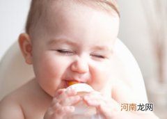 从喝奶开始培养宝宝独立吃饭