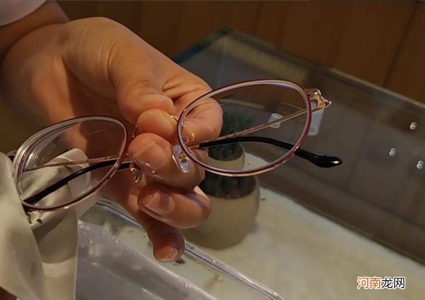 日常眼镜布不能用来擦眼镜 为什么眼镜布不能用来擦眼镜