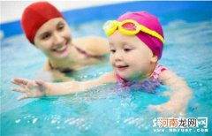 宝宝玩水促进大脑发育 原来带孩子游泳有这么多好处