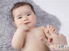 宝宝总是爱吃自己的手指 到底是什么原因？