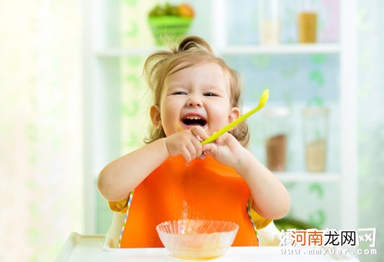 长期喂饭危害孩子身心发展 自主进食由孩子自己决定