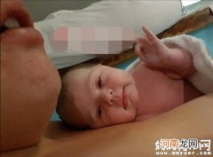 新生女婴打出ok手势 宝宝那些年被误会的“身体语言”