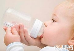 弄清婴儿吐奶怎么回事 面对宝宝吐奶才能从容应对