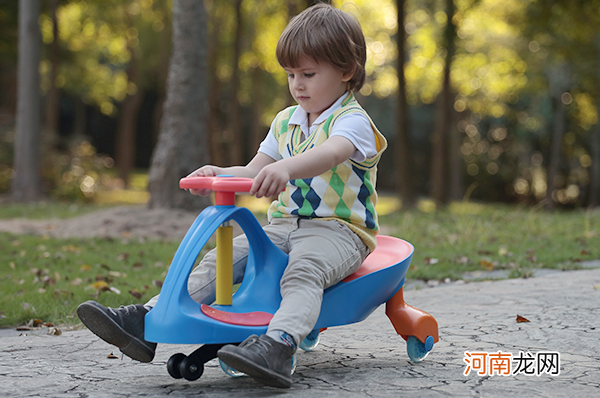 扭扭车适合多大孩子玩 小孩子坐扭扭车的危害