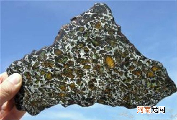 陨石多样的熔壳特征 陨石的熔壳特征方面