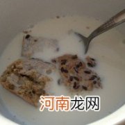 补锌好方法:牛奶泡面包