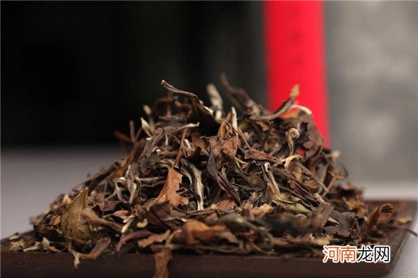 玻璃杯泡白茶这么讲究 玻璃杯适合冲泡老白茶的碎叶子