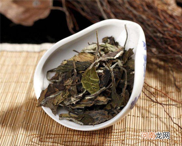 玻璃杯泡白茶这么讲究 玻璃杯适合冲泡老白茶的碎叶子