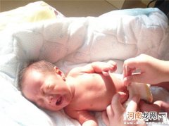 新生宝宝的肚脐可以清洗吗 宝宝肚脐眼不能抠吗