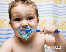 教给孩子从小养成刷牙的习惯
