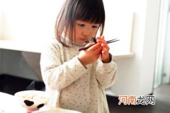 宝宝学用筷子最好在三四岁