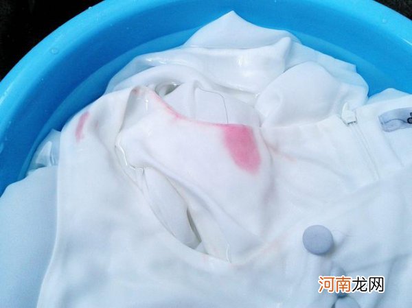 新衣服可以用洗衣机洗吗 新衣服可以直接用洗衣机洗吗