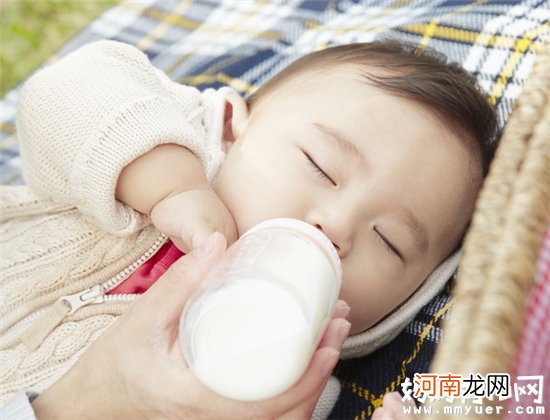 婴儿吃奶量是多少正常的 家长应该如何把握宝宝吃奶量