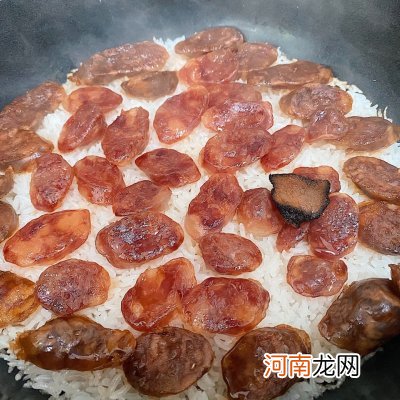 好吃倒转圈圈的腊肠煲仔饭 腊肠煲仔饭的做法窍门