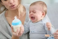 宝宝吃奶时哭闹老挣扎是怎么回事 原因竟然是这么简单