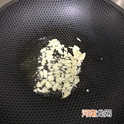 大厨教我的西葫芦炒洋葱的做法 炒洋葱的家常做法