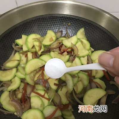 大厨教我的西葫芦炒洋葱的做法 炒洋葱的家常做法