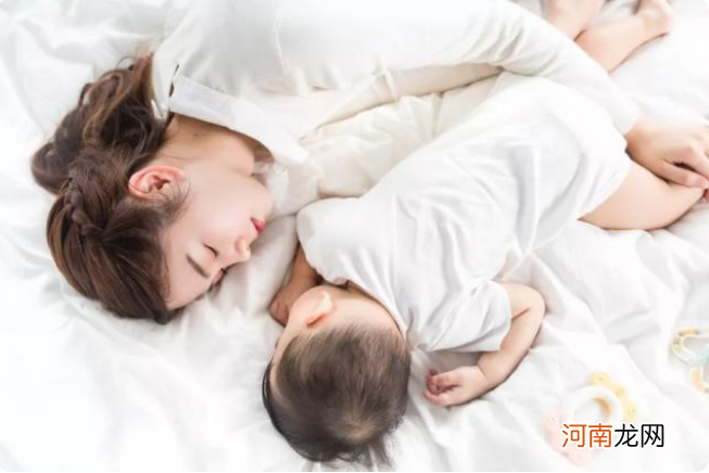 新生宝宝和妈妈一起睡，还是独自睡婴儿床？睡错风险大，父母要看