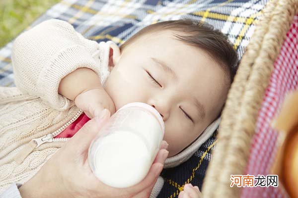 宝宝每次吃完奶都溢奶 快看是不是你的方法不对