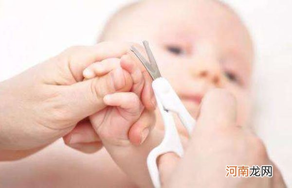 新生儿多大才能剪指甲是有讲究的 这个时间内最好不要剪