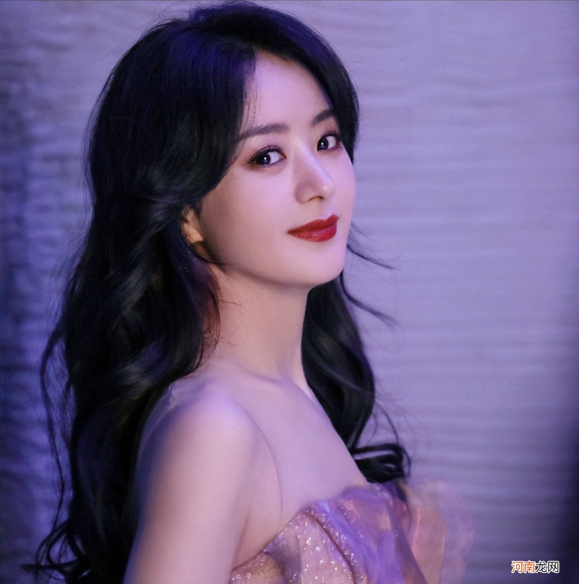 明星励志故事，从农村姑娘到顶流女星，赵丽颖如何逆袭成功？