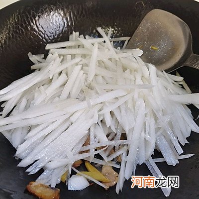 秋天少不了这道肉丝炒萝卜 白萝卜炒肉的家常做法