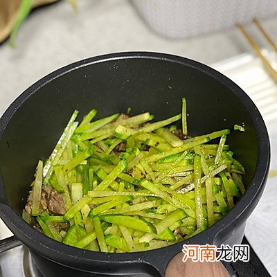 减肥也能吃萝卜丝炒粉条 萝卜丝炒粉条的做法