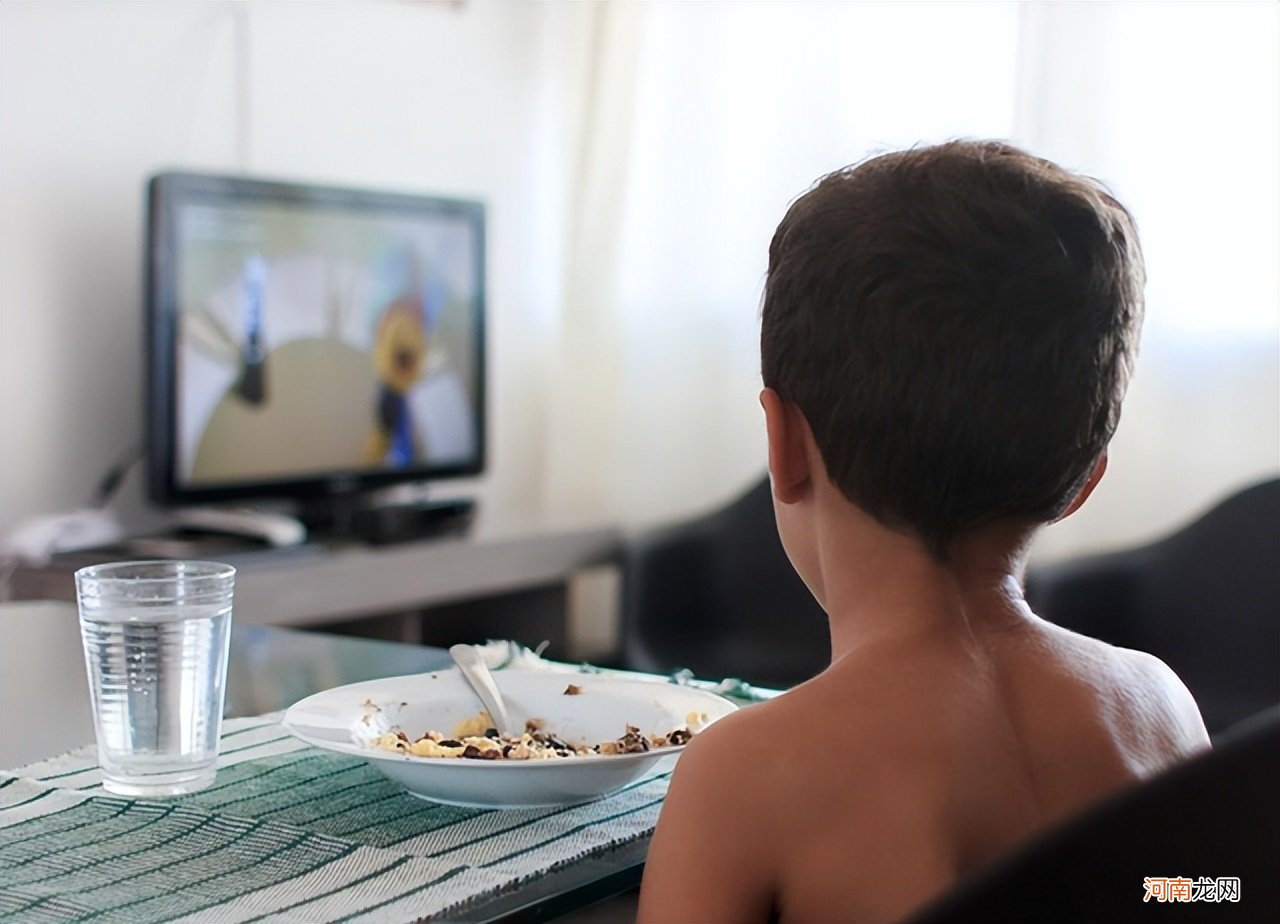 3岁前常看电视和不看电视的娃，7岁之后差距明显，家长要上心