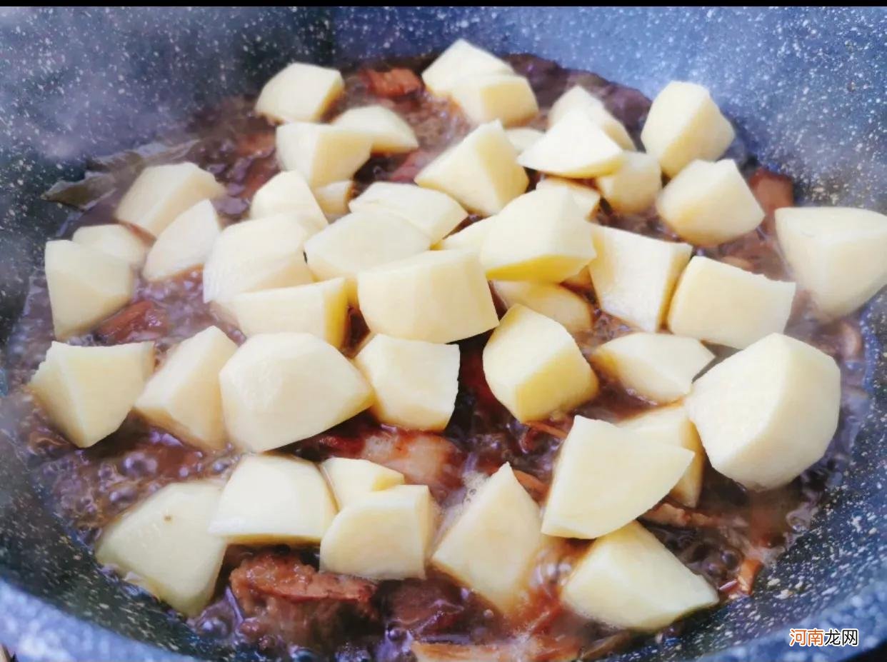 11个步骤教你做土豆烧肉 土豆烧肉怎么做