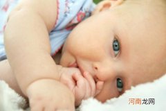 婴儿吃手是什么原因 该怎样正确的制止呢
