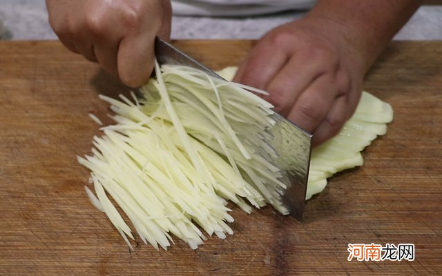 大厨教你青椒土豆丝的正确做法 青椒炒土豆丝的家常做法