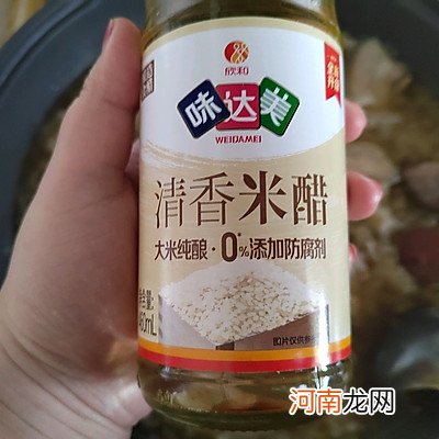 正宗东北酸菜汆白肉的做法