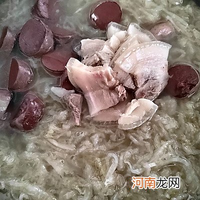 正宗东北酸菜汆白肉的做法