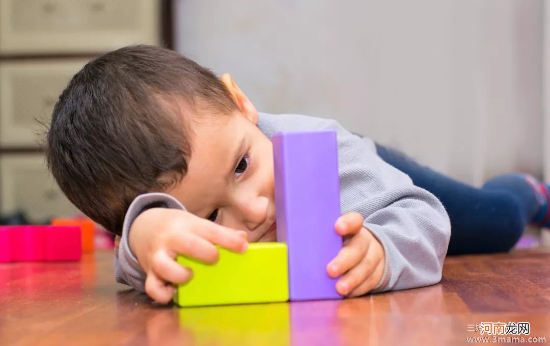 儿童自闭症与什么有关 临床表现有什么