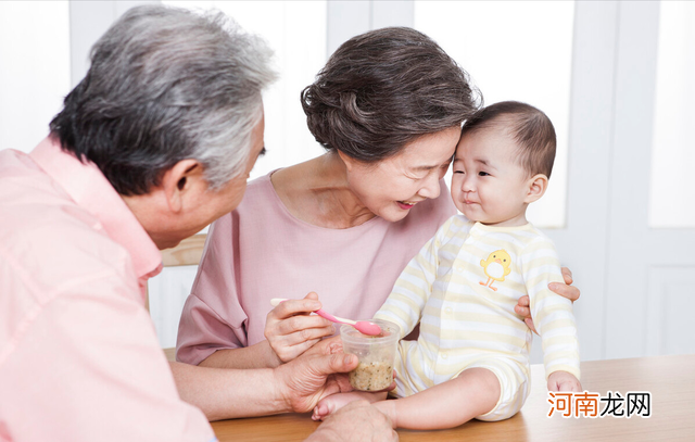 老人帮忙带孩子,2个非常现实的原因,导致宝妈不能忍