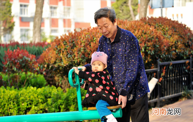 老人帮忙带孩子,2个非常现实的原因,导致宝妈不能忍