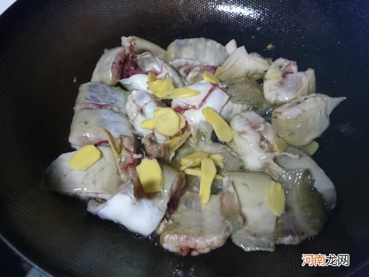 江鲶鱼肉嫩刺少，这样做汤更鲜美 鲶鱼的做法做汤