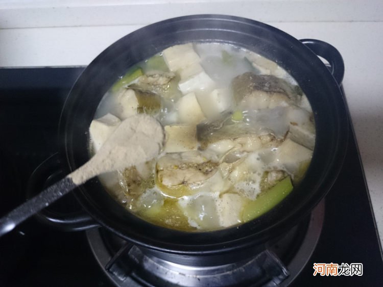 江鲶鱼肉嫩刺少，这样做汤更鲜美 鲶鱼的做法做汤
