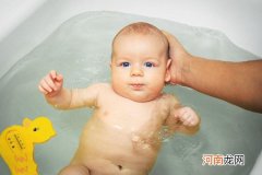 新生儿出生后多久可以洗澡 给新生儿洗澡千万要注意